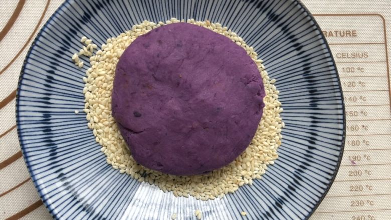 香烤紫薯蜜豆饼,两面粘上芝麻