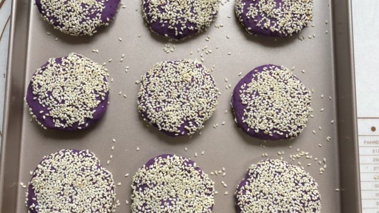香烤紫薯蜜豆饼,放入不粘烤盘
