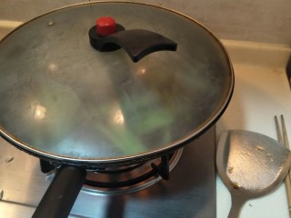 过年菜的标配——糖醋烤豇豆,盖上锅盖大火🔥到水差不多收干