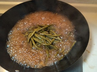 过年菜的标配——糖醋烤豇豆,大火15分钟开盖收水。