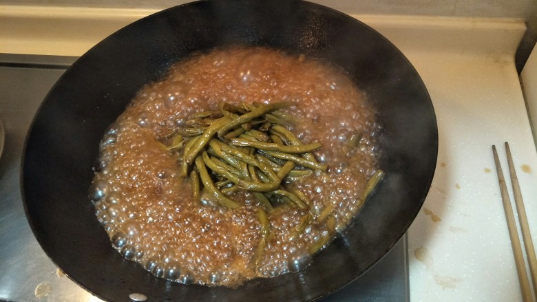 过年菜的标配——糖醋烤豇豆,大火15分钟开盖收水。