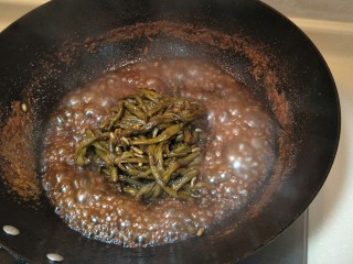 过年菜的标配——糖醋烤豇豆,收到差不多的水分。