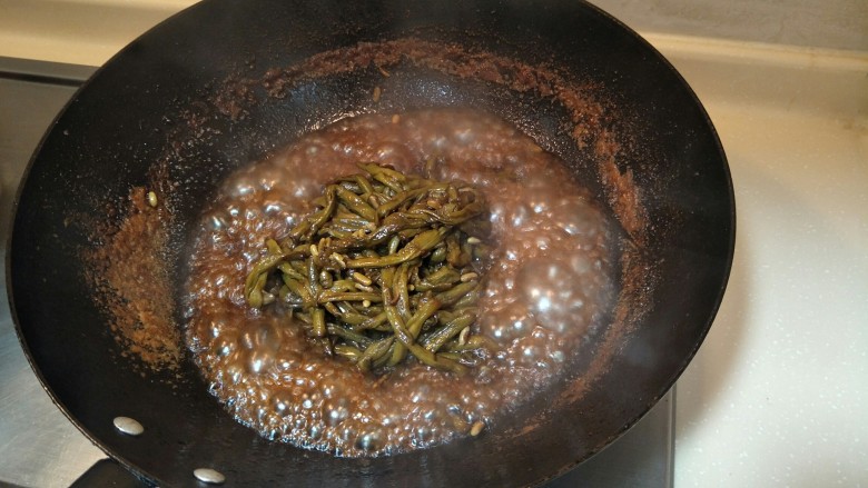 过年菜的标配——糖醋烤豇豆,收到差不多的水分。