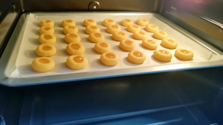 黄油果酱饼干,送入预热好的烤箱，上下管165度烤20分钟。