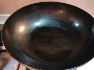 新文美食  葱爆海参,锅中放入适量油烧热。