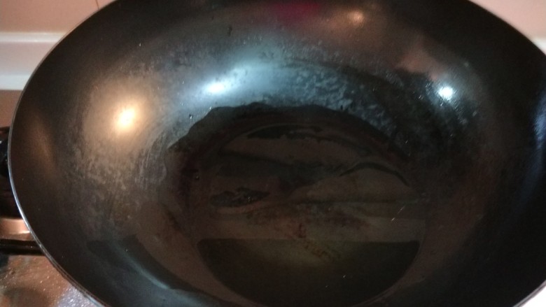 新文美食  葱爆海参,锅中放入适量油烧热。