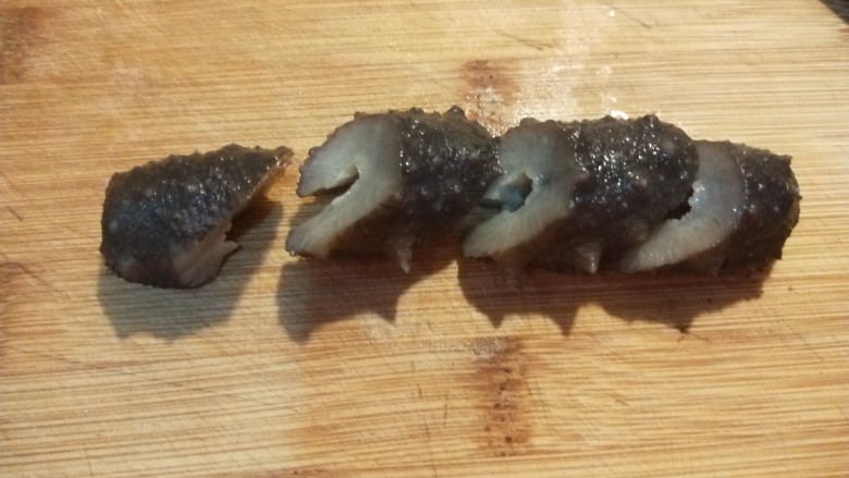 新文美食  葱爆海参,斜刀切成四段。