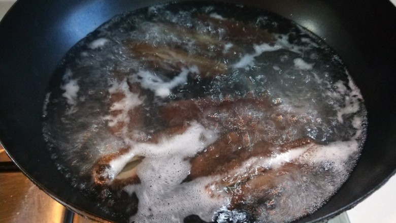 新文美食  葱爆海参,烧开锅捞出来。