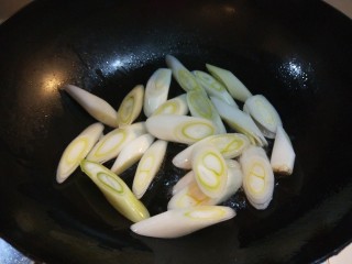 新文美食  葱爆海参,倒入大葱段煸炒微黄倒出来备用。