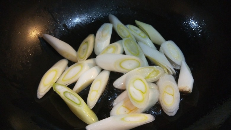 新文美食  葱爆海参,倒入大葱段煸炒微黄倒出来备用。