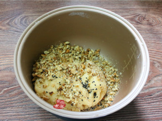 芝麻核桃酥,将核桃仁倒入盆里，加上少量的黑芝麻点缀一下；