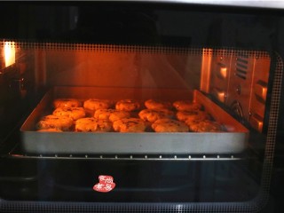 芝麻核桃酥,放入预热好的烤箱中层，以175度烤25分钟。