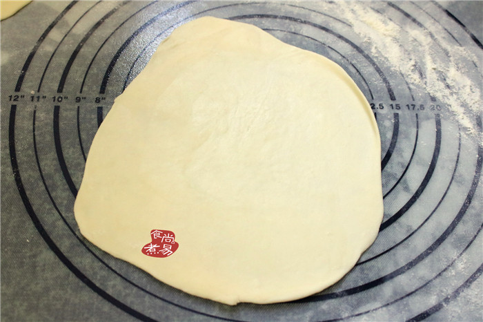 香葱煎肉饼,将面剂子擀薄，擀成和饺子皮差不多厚薄就可以了，尽量擀圆一点。