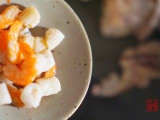 承味东北酸菜排骨汤,放入泡发好的干贝和干虾，继续煮制5分钟，让汤底进行提鲜