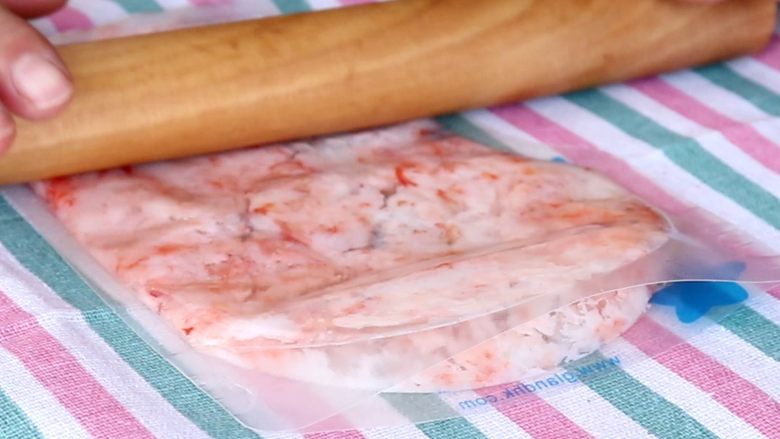 平底锅虾肉松,煮好的虾肉沥干水分，放置凉一些时，放入保鲜袋中，用擀面杖压碎
tips：擀面杖压比手撕快，还卫生，而且出来的肉松也比较蓬松