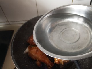 蚝油鸡腿,加清水大火烧开后转小火汤汁收浓
