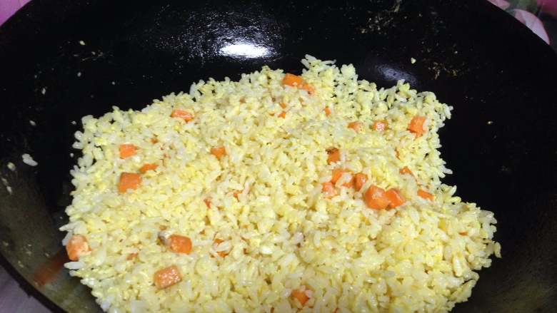 什锦炒饭,
直到炒到每个米粒被蛋液包裹都松散