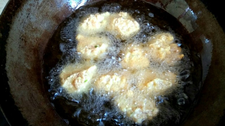 红烧鸡肉豆腐丸子,锅中放入适量植物油，把肉馅团成圆团，放入锅中，待成形后再搅动
