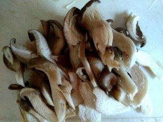 豆腐杂菇蔬菜汤,鲜蘑去根，撕成小块，洗干净