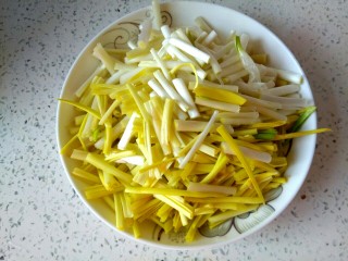 豆腐杂菇蔬菜汤,蒜黄切小段