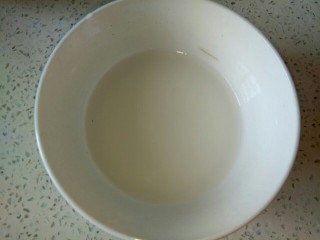 豆腐杂菇蔬菜汤,两勺淀粉，加入适量清水，调成淀粉汁