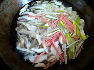 豆腐杂菇蔬菜汤,锅中放入适量清水，把鲜蘑，火腿丝，葱丝，金针菇放入锅中