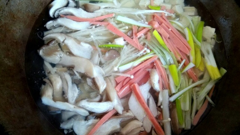 豆腐杂菇蔬菜汤,锅中放入适量清水，把鲜蘑，火腿丝，葱丝，金针菇放入锅中