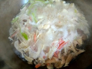 豆腐杂菇蔬菜汤,大火烧开 放入适量盐