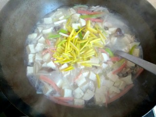 豆腐杂菇蔬菜汤,最后放入蒜黄，烧开