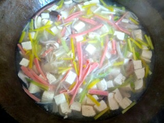 豆腐杂菇蔬菜汤,加入淀粉汁，搅拌均匀关火