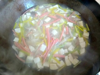 豆腐杂菇蔬菜汤,加入适量香油调味