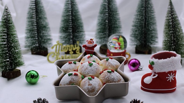 圣诞雪花豆沙包,是不是超有圣诞节的气氛，简单粗暴的面包，也会有盛放的时候。
