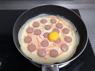 火腿鸡蛋早餐饼,面糊凝固后倒入蛋黄