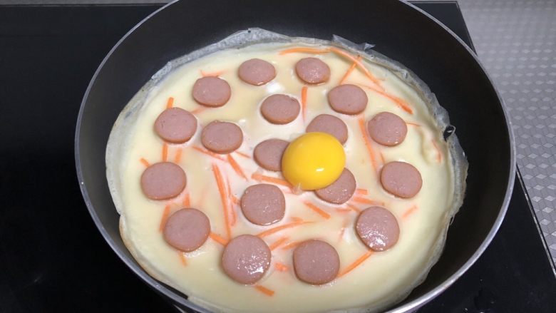 火腿鸡蛋早餐饼,面糊凝固后倒入蛋黄