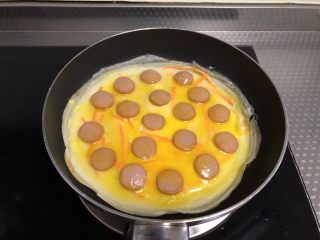 火腿鸡蛋早餐饼,用刷子刷匀