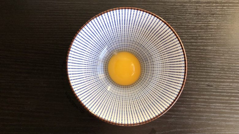 火腿鸡蛋早餐饼,鸡蛋黄放入另一碗中备用