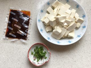 超简单的麻辣豆腐,豆腐切小块，葱花切末。