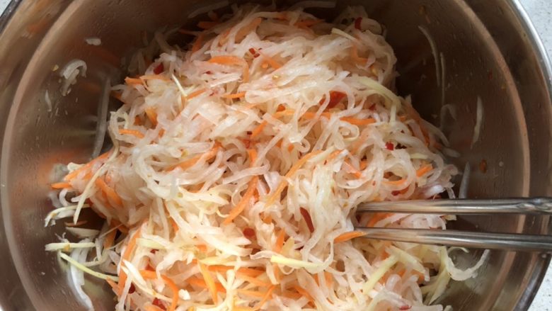 凉拌萝卜丝,用筷子拌匀，腌制20-30分钟，让其入味。