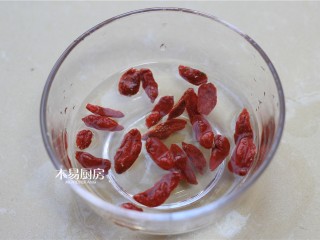 小米红枣粥,枸杞子用温水洗净，备用。