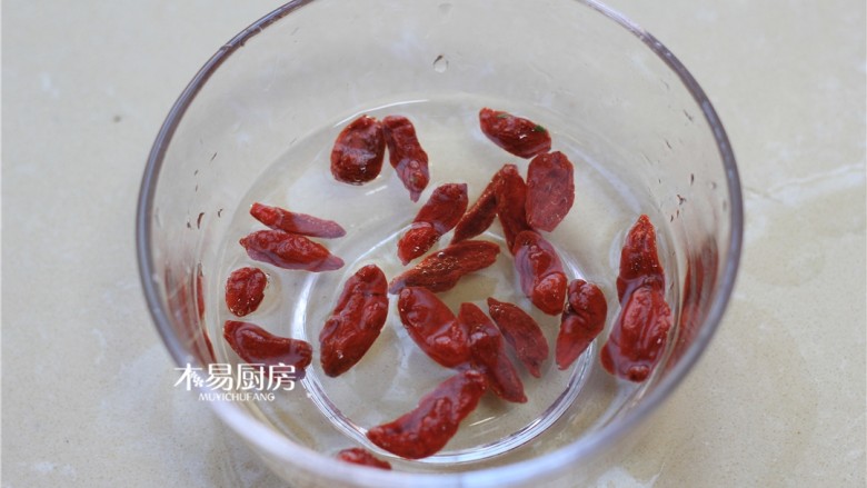 小米红枣粥,枸杞子用温水洗净，备用。