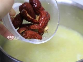 小米红枣粥,放入红枣，熬煮30分钟。