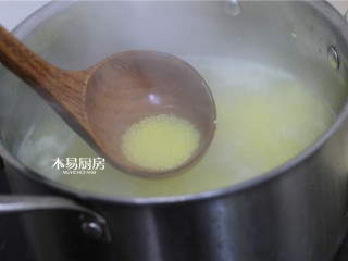 小米红枣粥,放入小米，再次煮开后转小火。