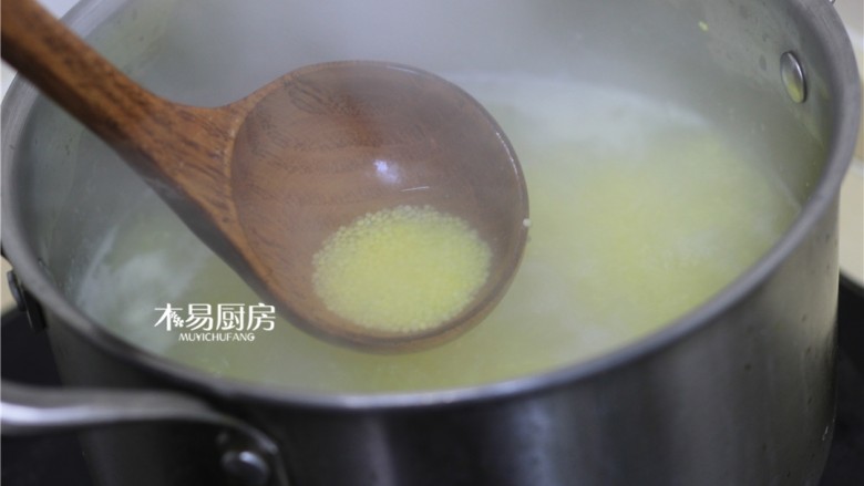 小米红枣粥,放入小米，再次煮开后转小火。