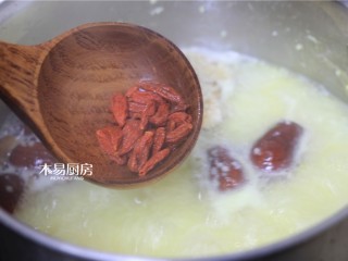 小米红枣粥,将枸杞子和红糖放入锅中搅拌均匀，继续熬煮5-10分钟。