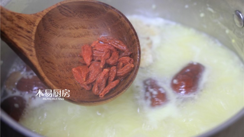 小米红枣粥,将枸杞子和红糖放入锅中搅拌均匀，继续熬煮5-10分钟。
