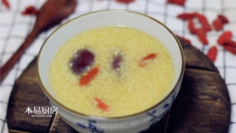 小米红枣粥,赶快自己熬着试试吧。