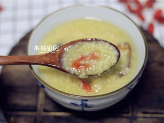 小米红枣粥,一碗营养易消化，又补益身体的小米红枣粥就熬好了。
