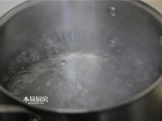 小米红枣粥,锅内坐水，大火烧开。