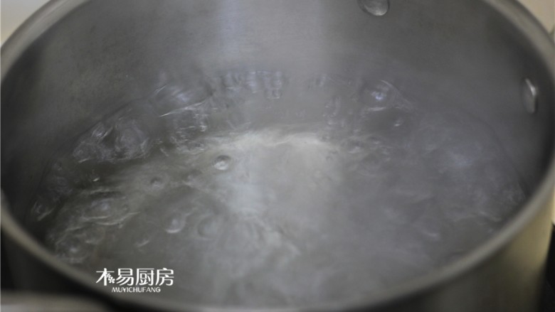 小米红枣粥,锅内坐水，大火烧开。