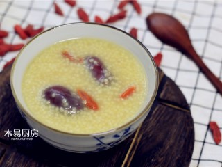小米红枣粥,盛入碗中。